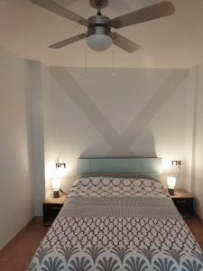 una camera con letto e ventilatore a soffitto di Ático Entero con Habitación en Corella a Corella