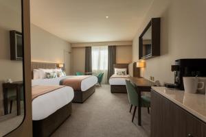 Rúm í herbergi á McWilliam Park Hotel