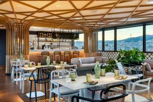 restauracja ze stołami i krzesłami oraz bar w obiekcie Labtwentytwo Barcelona, a Tribute Portfolio Hotel w Barcelonie