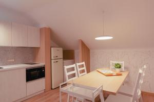 uma cozinha com mesa e cadeiras num quarto em Luxury 2 bedroom NEW apartment with private parking em Ljubljana