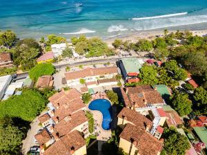 una vista aérea de un grupo de casas junto a la playa en Villa Hibiscus, en Tamarindo