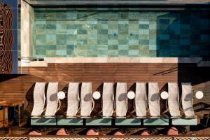 une rangée de chaussettes blanches assises sur une étagère dans l'établissement Labtwentytwo Barcelona, a Tribute Portfolio Hotel, à Barcelone