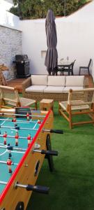 艾格-莫尔特Le 41 bis的客厅里有一张台球桌和一张沙发。