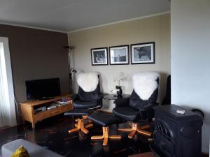 a living room with two chairs and a table at Feriehus ved Barentshavet - Holiday home by the Barents Sea in Ytre Kiberg