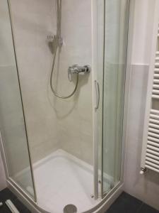 ヴェローナにあるロメオ デザイン ルームのバスルーム(ガラスドア、シャワー付)