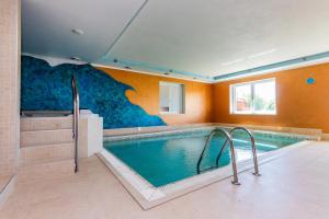 una piscina en una habitación grande con piscina en Hotel České Žleby, en Stožec
