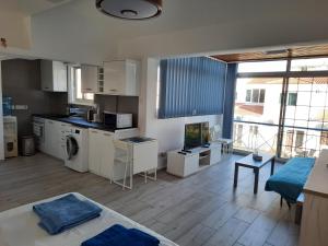 A kitchen or kitchenette at Large studio apartment 300m from the beach