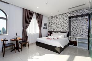 Giường trong phòng chung tại Dylan Hotel Danang