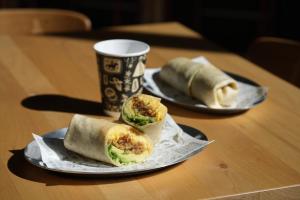 deux assiettes avec des sandwichs et une tasse de café sur une table dans l'établissement Trailborn Rocky Mountains, à Estes Park