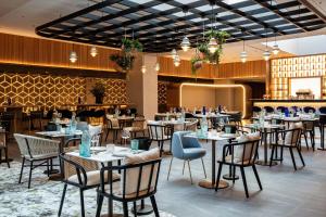 a dining room filled with tables and chairs at Labtwentytwo Barcelona, a Tribute Portfolio Hotel by Marriott in Barcelona