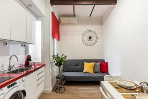 un salon avec un canapé dans une cuisine dans l'établissement BNBHolder Tropical CENTRE, à Madrid