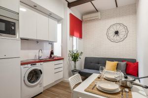 Il comprend une cuisine et un salon avec un lave-linge. dans l'établissement BNBHolder Tropical CENTRE, à Madrid