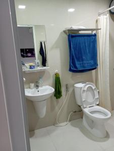 y baño con aseo y lavamanos. en Pham Gia Riverside Retreat, en Hà Nám