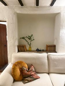 un soggiorno con divano bianco e cuscino di Charming 2BR Cottage Retreat in the Centre of Bicester a Bicester