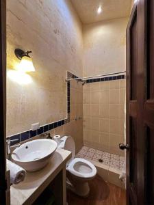 ein Bad mit einem Waschbecken und einem WC in der Unterkunft Villa Italiana, a 5min de Antigua in San Lorenzo El Cubo
