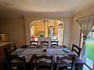 a dining room with a table and chairs and a room with at Villa Italiana, a 5min de Antigua in San Lorenzo El Cubo