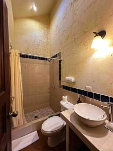 y baño con lavabo, aseo y ducha. en Villa Italiana, a 5min de Antigua, en San Lorenzo El Cubo