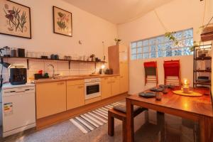 a large kitchen with a wooden table and a wooden table sidx sidx sidx at Urban Apartment - Stilvoll & im Herzen der Stadt in Bremerhaven