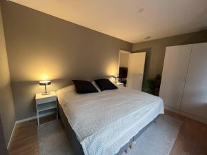 1 dormitorio con 1 cama grande y 2 almohadas en New apartment in Hagastaden, en Estocolmo