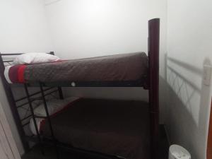 ein Schlafzimmer mit einem Etagenbett in einem Zimmer in der Unterkunft Alojamiento Colors in Mexiko-Stadt
