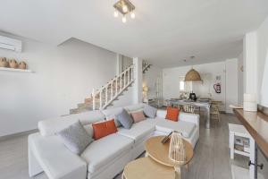 uma sala de estar com um sofá branco e uma mesa em Laia House / Laia's house em Can Picafort