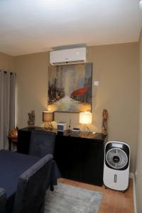 - une chambre avec un ventilateur et un lit dans l'établissement AJ HOMES, à Benin City