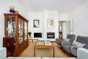 Una sala de estar con dos sofás y una mesa de café. en Apartamento da Foz, en Oporto