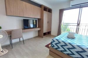 1 dormitorio con 1 cama, TV y ventana en ชีวิตมีความสุข สะดวกสบาย ที่ลากาสิต้าC368, en Hua Hin