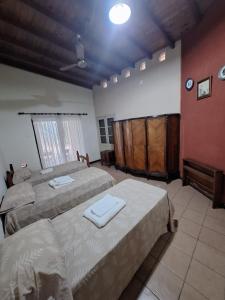 Łóżko lub łóżka w pokoju w obiekcie La posada del Colibrí