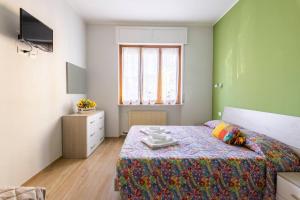 een kleine slaapkamer met een bed en een raam bij Casa Ristrutturata Parking Condominiale in Diano Marina