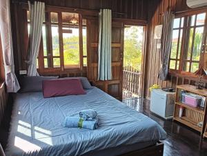 Postel nebo postele na pokoji v ubytování สุขเสมอ โฮมสเตย์ (Suk-Samer homestay)