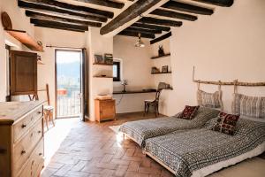 a bedroom with a bed and a desk in a room at 10 DEL PONT Alojamiento con vistas panorámicas in Besalú
