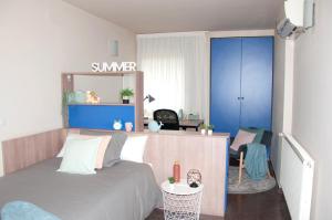1 dormitorio con 1 cama con espejo y silla en Residencia Universitaria Hernan Cortes, en Salamanca