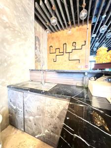 フーコックにあるCataleya Beach Boutiqueのキッチン(シンク付きカウンター付)