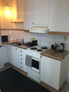 Kitchen o kitchenette sa Cozy Ostermalm Studio