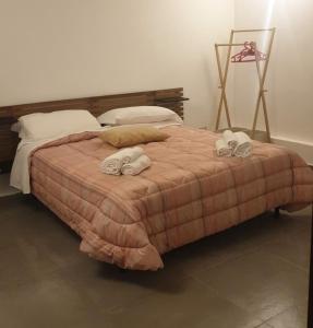 1 dormitorio con 1 cama grande y toallas. en NovaCountry, en Camigliatello Silano