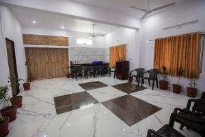 Großes Zimmer mit einem Tisch und Stühlen in der Unterkunft Haridas Haveli by Charme Le Luxe in Udaipur