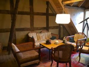 ein Wohnzimmer mit Tisch und Stühlen in der Unterkunft Bruchmühlen in Bruchhausen-Vilsen