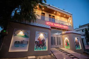 hotel z plakatami na boku budynku w obiekcie Haridas Haveli by Charme Le Luxe w mieście Udaipur