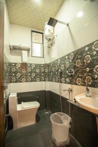 łazienka z toaletą i umywalką w obiekcie Haridas Haveli by Charme Le Luxe w mieście Udaipur