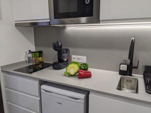 a kitchen counter with vegetables on a counter top at WEFLATING Fira in Hospitalet de Llobregat
