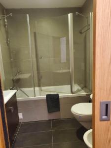 een badkamer met een douche, een toilet en een wastafel bij "Villa Sun View over the Sea" - B in Albufeira