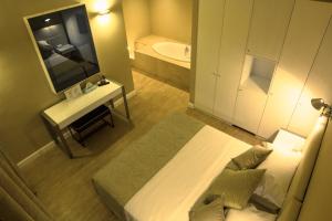 a small room with a bed and a television in it at Hotel Universal in Livorno