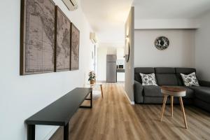 sala de estar con sofá y mesa en Mistral Apartments, en Puntone di Scarlino