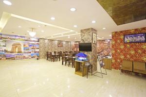 TV a/nebo společenská místnost v ubytování Hotel D'Capitol - Delhi Airport