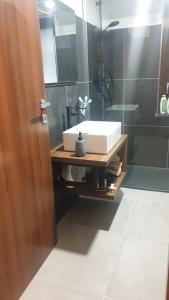 W łazience znajduje się umywalka i lustro. w obiekcie NovaCountry w mieście Camigliatello Silano