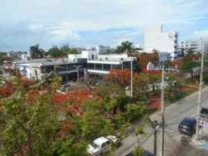 vistas a una ciudad con edificios y árboles en Íkaro Suites Cancún, en Cancún