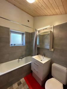 a bathroom with a sink and a tub and a toilet at vakantieverblijf Coo-sy in Stavelot