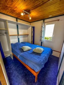 1 dormitorio con 1 cama en una casa pequeña en Camping Le Lagon Bleu, en Notre-Dame-de-Monts