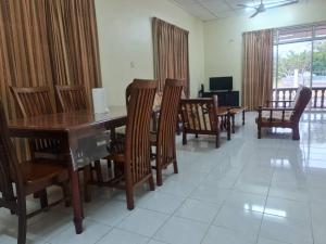 Gallery image of Paka Seaview Inn in Paka +2 photos